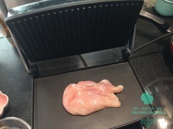 step1: 1. <a href="https://bit.ly/3EZL8dD" target="_blank" data-keyword="雞胸" class="guide-link"><strong>雞胸</strong></a> <span style="display:inline-block;vertical-align:middle;margin-top:-3px;color:initial;border-radius:3px;padding:2px 3px;font-size:12px;line-height:14px;background:#87d300;color:#fff;">即買</span> 先用鹽醃10分鐘，再煎熟，切薄片備用