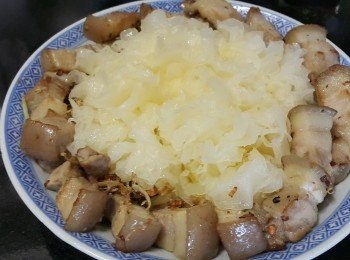 step6: 將雪耳，五花腩擺放好