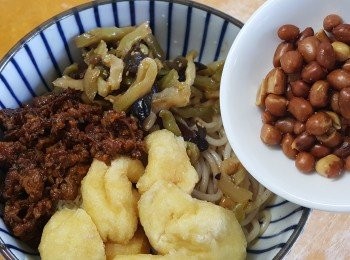 step8: 最後再放上素肉燥及炸花生即可。