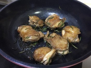 step6: 煎至兩邊金黃色, 也可加少許水關蓋焗1-2分鐘熟透