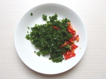 step2: 香草類切碎,亦可使用乾燥瓶裝的"義式香料粉"替代