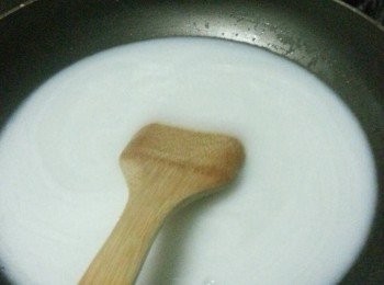 step2: 水,鹽,糖,椰漿,慢火煮至完全溶化,待涼備用