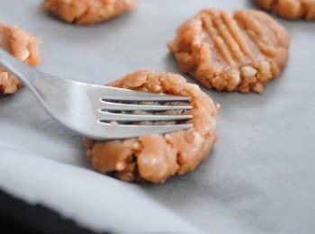 step3: 將麵糰分成小份，搓圓，放在鋪有烘焙紙的焗盤上。然後用叉在上壓一下成花紋