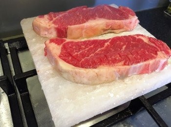 step2: 保持中大火煎牛扒，2-3分鐘