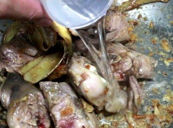 step5: 加入料理米酒, 約1/3個量米杯 略炒一會, 至酒精全部揮發收乾為止。同時, 酒的清甜香氣就會燒出來的。