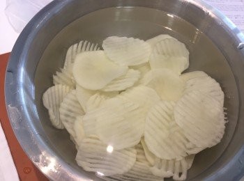step2: 刨好的薯片即刻放在水浸10-15分鐘,途中要不停換水直到薯仔的水清晰)