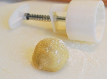 step13: 在包好的麵團上及月餅模型內撒點麵粉
