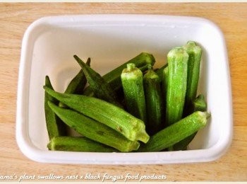 step2: 以小刀切除秋葵上方的蒂頭及稜角邊緣，再先用鹽巴搓洗，用清水洗淨後，再放入加了少許鹽巴的滾水中，入鍋汆燙約2分鐘。