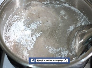 step3: 拿一個乾淨的鍋子，放入芋泥，瓦斯爐轉中小火，將糖和太白粉(讓吃起來的口感滑順，太白粉可加水30c.c調勻後再倒入)倒入攪勻，接著持續的攪拌(以免燒焦)，一直到煮沸。