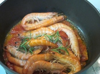 step1: 將蒜切薄片，放入熱油中炒香。