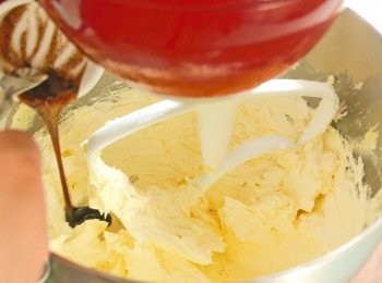 step4: 關掉電動打蛋器，用膠刮拌勻，注意要刮刮碗邊和碗底。然後再開動電動打蛋器以高速打 7 分鐘至牛油呈淡黃色。加入雲呢拿香油，再以高速多打 1 分鐘。