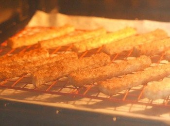 step6: 把麵包條放在網架上，放入己預熱至180℃的焗爐，置於中低層烤12分鐘至麵包條香脆。