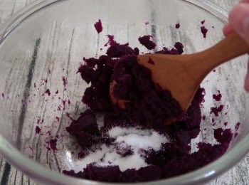 step2: 將蒸熟的紫薯搗成泥，可以拌入一點點的糖，受熱融化的糖可以滋潤紫薯、方便壓泥。