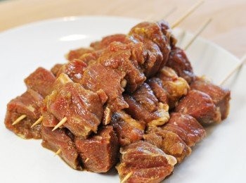 step3: 醃好的羊肉抹去外表多餘醃料，串在已泡過水的竹籤或金屬籤上