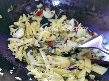 step4: 放埋酸菜炒至發白。