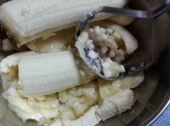 step1: 先將香蕉壓溶待用