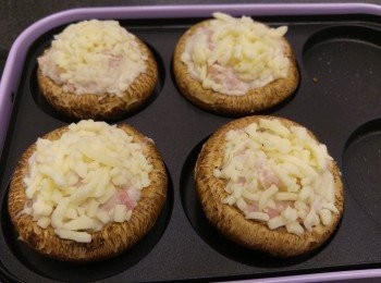 step8: BRUNO 做法: 用中火預熱Bruno,將大啡菇放入圓形盤內或平盤都可以。焗爐做法: 預熱焗爐爐溫180度焗製時間10分鐘。