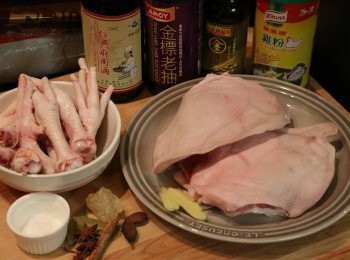 step1: 豬耳朵洗淨，刮乾淨表皮，切去較肥的部分；<a href="https://bit.ly/3kLFTWO" target="_blank" data-keyword="雞腳" class="guide-link"><strong>雞腳</strong></a> <span style="display:inline-block;vertical-align:middle;margin-top:-3px;color:initial;border-radius:3px;padding:2px 3px;font-size:12px;line-height:14px;background:#87d300;color:#fff;">即買</span> 剪去雞爪。