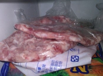 step2: Q媽平常在市場買的豬絞肉都會分一小包一小包然後壓的扁扁的放入冷凍庫冰存，早上出門前，再把一小包絞肉移至冷藏解凍囉～