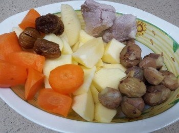 step1: 先將瘦肉氽水，蘋果去皮去芯，紅蘿蔔去皮，栗子去殼去衣。