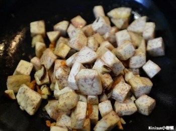step3: 芋頭塊煎好之後將蝦米、香菇倒入齊炒