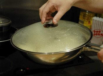 step3: 然後蓋上鑊蓋，用中火加熱，慢慢會聽到爆谷的爆跳聲，每20秒就搖一搖整個鍋子（連鍋蓋），這可防止爆谷燒焦，當聽到爆跳聲停止後，離火。待一分鐘後才打開鑊蓋