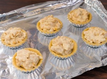 step19: 組合及烤焗做法：餡料平均放在批底上。