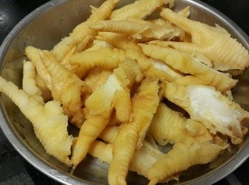 step1: 鳳爪，將鳳爪出水滾10分鐘備用