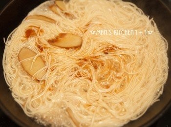 step4: 等到麵線煮熟後加入麻油與鹽巴調味後就即可盛盤。