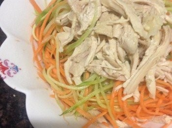 step6: 將青瓜絲,甘荀絲及雞絲混合,然後灑上白芝麻。上台前倒入芝麻醬後即可食用。