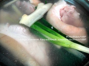 step1: 【豬腳免炸Q嫩祕訣】起一鍋冷水，放進豬腳，和青蔥2支/薑片2片(份量外)。開始煮水，水滾續煮10分鐘，撈起豬腳沖冷水洗淨降溫。(豬腳冷水入鍋煮，血水雜質不殘留)