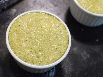 step7: 將麵糊放入兩個模具中，先倒入超過杯緣的量，再用刀刮除多餘的麵糊，盡量讓表面平整，做出來的舒芙蕾才會漂亮，最後用紙巾沿著杯緣擦拭到非常乾淨不沾黏，讓舒芙蕾很容易蓬鬆站起來，舒芙蕾能不能漂亮的挺起，就看這步驟有沒有到位。