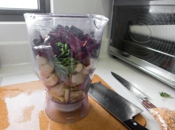 step1: 先整喇沙醬。

石栗洗一洗。
乾葱去皮。
南薑洗乾淨。
黃薑去皮，帶手套好，唔係洗手十次啲黃色都洗唔甩。
蒜去皮。
香茅靜要頭果大慨十 cm, 切段，兩三cm咁上下。
馬拉盞切片，要四十 gram。
芫茜洗乾淨，靜要根同"逛"。
大辣椒乾浸幾粒鐘，每隻切四五份。