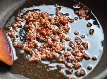 step3: 先以適量熱油放入花椒煸出香氣(勿過大大火)，再將花椒粒撈起