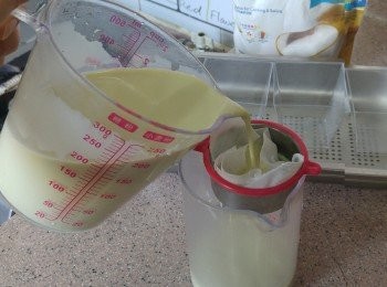 step5: 將液體過篩(用魚湯袋，可幚助隔去部分茶楂）倒進溶器，待冷卻後放入雪櫃，雪至凝固。在上面加上紅豆蓉，便完成。