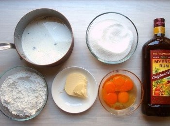 step1: 準備所有材料。建議選擇自然放牧雞蛋,法國伊思妮Isigny無鹽奶油,產自"馬達加斯加"香草豆莢...能夠選擇好品質的材料更能做出最佳成品喔!先將香草豆莢剖半以刀背刮下香草籽備用 。