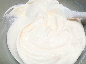 step10: 將剩下的蛋白霜也都全部倒進去拌勻