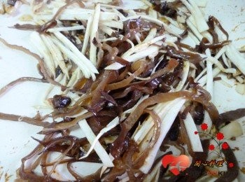 step4: 倒入切絲的配菜加一大匙水炒至9分熟