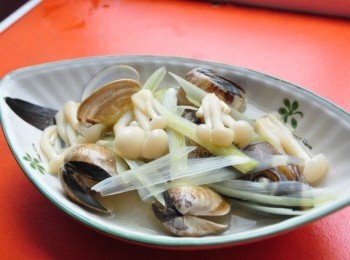 step7: 取出蒸好的魚後，稍微擺盤..