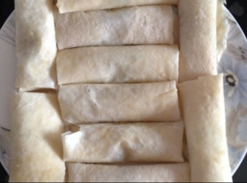 step4: 蔥洗淨切段；取一張春捲皮，放上一片黃魚肉和蔥段，一個個包好。