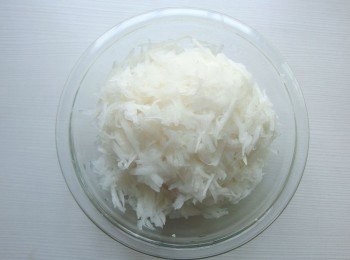 step3: 將白蘿蔔刨成絲。