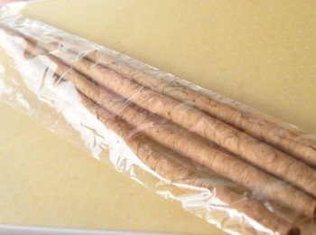 step1: 這是在市場購買的新鮮牛蒡，超級便宜5大根25元