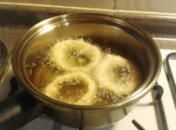 step4: 放入約180度的熱鍋油炸至金黃色即成！