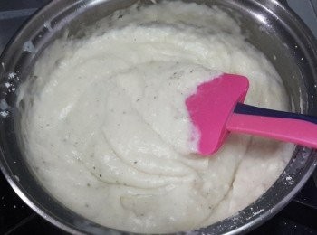 step5: 再下牛奶，不停攪拌，數分鐘後會開始變稠身，下鹽及黑胡椒粉調味即成！（如白醬太稠身，可多加點牛奶）