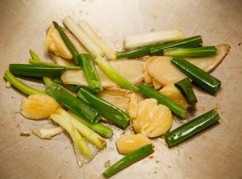 step3: 利用同一油鍋將蔥、薑、蒜下鍋爆香。