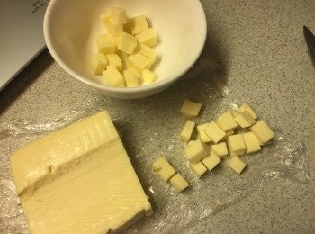 step6: 把高溶點芝士切小粒, 備用