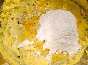 step7: <span class="group_2">香橙奶油</span>做法：先把室溫牛油用攪拌器打至順滑。然後加入糖霜、橙汁、呍呢嗱籽和現磨的橙皮碎，打至順滑挺身即可放入擠花袋為蛋糕擠花。