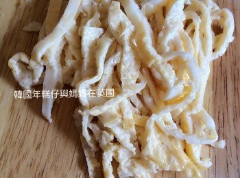 step5: 雞蛋漿加入少許鹽拌勻煎熟切絲備用。