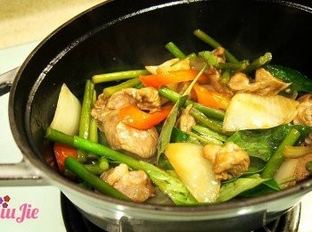 step7: 熄火加入金不換拌勻即成。