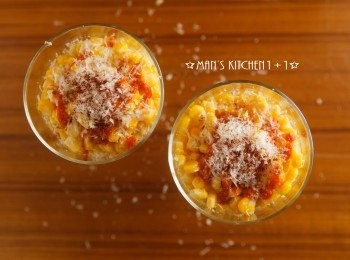 step4: 將玉米裝入杯中後，依序灑上美式辣醬、帕瑪森起司與匈牙利紅椒粉。